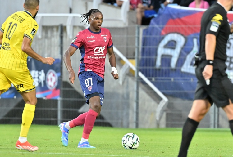 乐鱼-德天空：拜仁对雷恩中卫雅奎特感兴趣，不过球员高昂转会费是阻碍