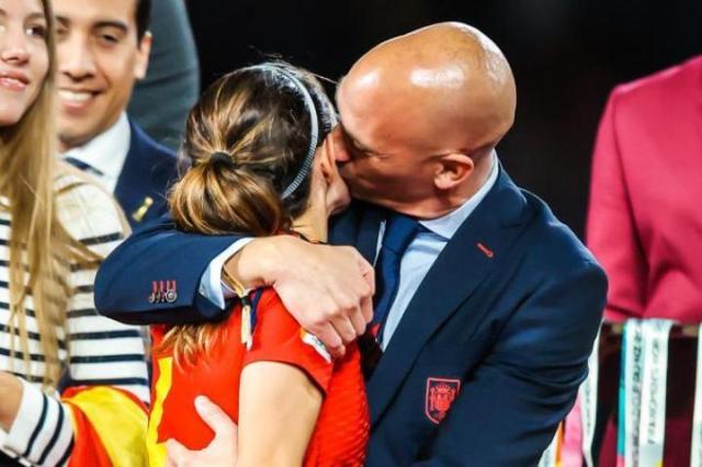 1692623971564091614.jpeg rubiales-besa-a-aitana-bonmati-durante-la-celebracion-del-mundial-femenino.r_d.458-287-10542.jpeg